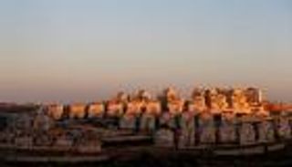 طعن قضائي على سرقة إسرائيل الأراضي الفلسطينية