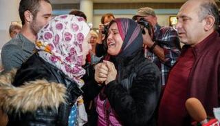 دموع وأحضان تستقبل "المحظورين" في أمريكا