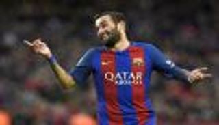 روبرتو المطرود يعيد فيدال إلى مقاعد بدلاء برشلونة
