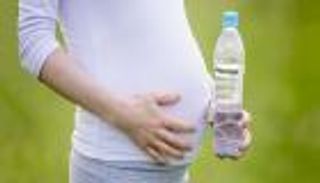 تحذير للحوامل.. لا تشربن من الزجاجات البلاستيكية 