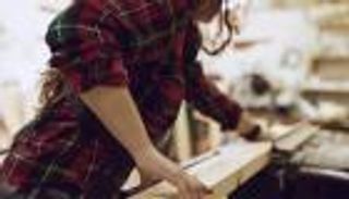 رفع الأحمال الثقيلة والعمل الليلي يضر خصوبة النساء