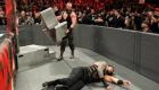 برون سترومان يقوم باعتداء "تدمير شامل" ضد رومان رينز