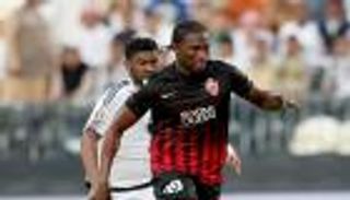 خطأ حارس الشباب يمنح ديوب الهدف السادس مع الأهلي