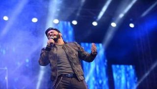 تامر حسني يضيء ليل شرم الشيخ