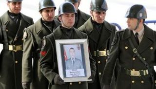 جنود أتراك خلال تشييع زميل لهم - أرشيفية