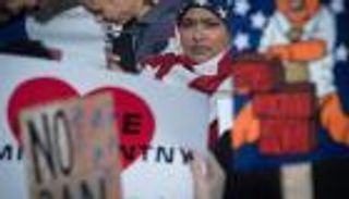 الاستئناف الأمريكية تؤيد حكما بتعليق حظر السفر.. وترامب يتحدى