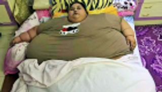 بالصور.. أضخم فتاة بالعالم مصرية أنزلوها بـ"ونش" للسفر إلى الهند