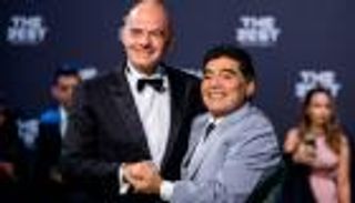 الفيفا يمنح مارادونا منصبا شرفيا