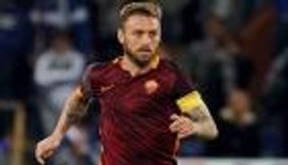 دي روسي يضحي بالدوري الأمريكي ونصف راتبه للبقاء بروما