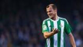 لاعبو بيتيس يدعمون زميلهم المتهم بالنازية