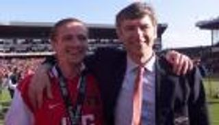 نجم أرسنال السابق يرشح سيميوني لخلافة مواطنه فينجر