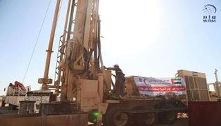 الهلال الأحمر يدشن مشروع حفر آبار ارتوازية بصحراء حضرموت