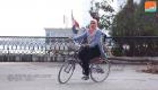 "أسماء" تبدد خوف المصريات من ركوب الدراجات 