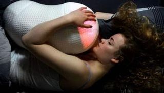 احتضان الروبوت على السرير يساعدك في الخلود إلى النوم