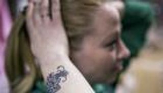 رسامة تحول جروح ضحايا العنف المنزلي إلى أعمال فنية