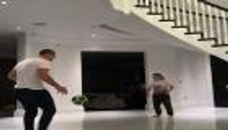 بالفيديو.. قائد تشيلسي يستعرض مهارات نجلته الكروية