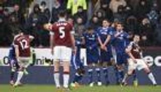 بيرنلي يسجل أول ركلة حرة في تشيلسي منذ 4 سنوات