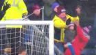 بالفيديو.. مشجع ينقذ طفلا من صاروخية لاعب بيرنلي