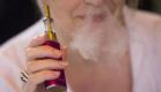 هذا ما يفعله مدخنو السجائر الإلكترونية بالأطفال