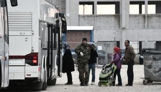 اللاجئون خلال نقلهم في رحلة إلى المتحف