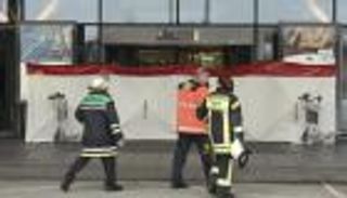 بالصور.. مادة مضرة بالأعين تغلق مطارًا في ألمانيا