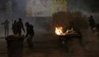 بالصور.. ضاحية بباريس تعود للاشتباك مع الشرطة بعد 12 عاما