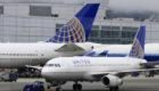 شركة طيران تستبعد قائدة طائرة أبلغت الركاب بطلاقها