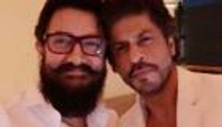 دبي تجمع شاروخان وعامر خان في صورة لأول مرة