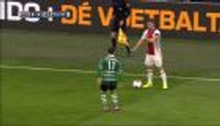 بالفيديو.. لاعب يستغل إصابة زميله لخداع المنافس
