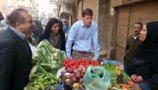 سفير بريطانيا فى أحد الأسواق المصرية