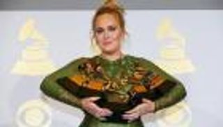 أديل تقتنص 5 جوائز "جرامي" في هزيمة تاريخية لبيونسيه