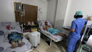 مصابان يتلقيان العلاج بمستشفى في حلب إثر هجوم بغاز الكلور- أرشيفية