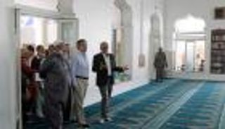 فيون يدعو مسلمي فرنسا لـ"صرخة غضب" ضد التطرف