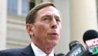 بيتريوس محل فلين.. ترامب يستبدل فضيحة طازجة بفضيحة قديمة