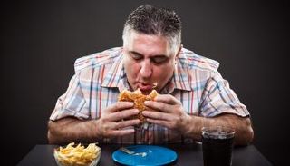 رجل يتناول الطعام 