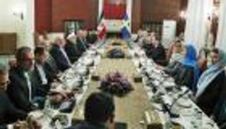 انتقادات لروحاني بعد استقبال وفد سويدي نسائي بحشد رجالي