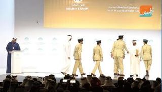 الشيخ محمد بن راشد آل مكتوم يسلم الجائزة لشرطة دبي