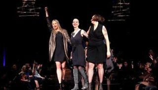 جانب من عرض الأزياء الخيري - رويترز