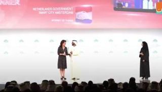 د. نينا تيلجين تتسلم الجائزة