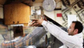 مصر .. "العين" تكشف ما وراء عصابة دولارات البنوك