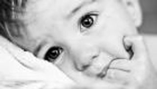 قاضية تحكم بانتزاع "حياة" رضيعة رغم رفض الوالدين