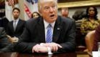 ترامب مهاجما المخابرات: قدمت المعلومات كأنها توزع حلوى 