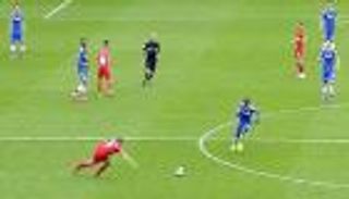 بالفيديو.. لاعب يونايتد يسخر من "سقطة" جيرارد