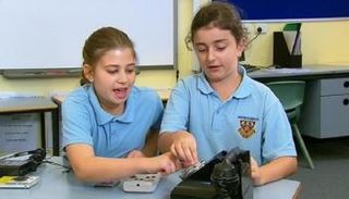 طفلتان مع الهاتف ذي القرص الدوار 