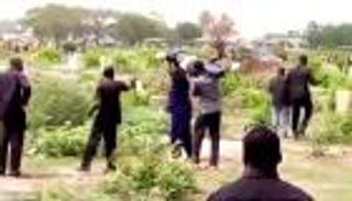 فيديو صادم.. حانوتي يهرب بجثة الميت للمطالبة بأجره