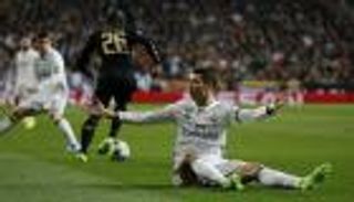 صورة.. تصرف غريب لرونالدو بعد هدف بنزيمة في نابولي