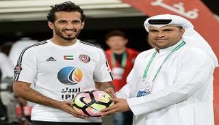 لجنة المحترفين الإماراتية تكرم علي مبخوت