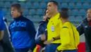 بالفيديو.. حكم "متردد" يثير الجدل في الدوري المصري