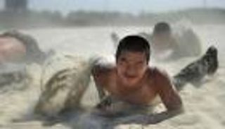 الصين تنظم "استعراض قوة" في شينجيانج