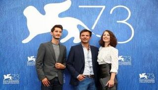 بطلا فيلم (فرانتز) ويتوسطهما مخرج الفيلم أوزون بمهرجان البندقية